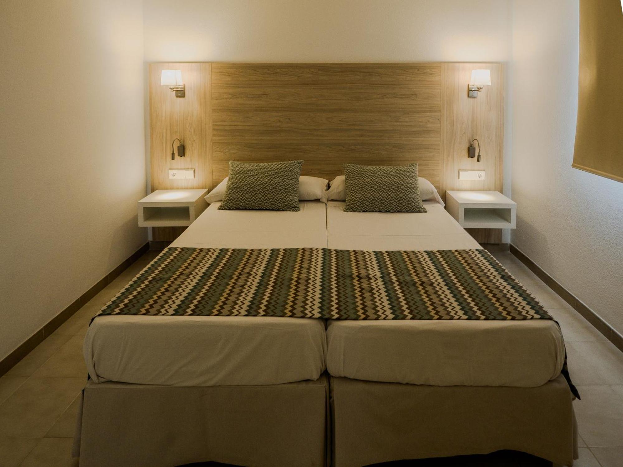 Apartamentos La Santa Maria Cala Millor  Bagian luar foto